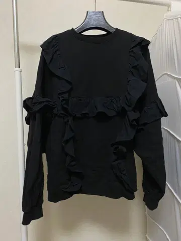 jouetie 프릴 장식 블랙 맨투맨