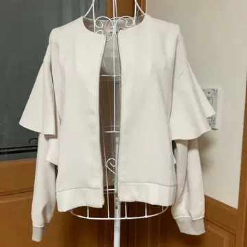 스콧 클럽 메트레제 아이보리 노카라 자켓 플레어 슬리브