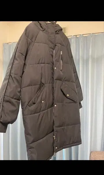 후드 부착 그레이 다운 자켓