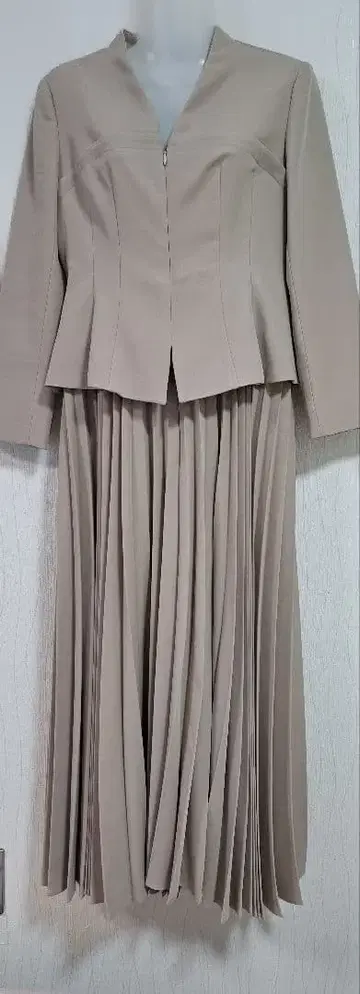 프레이아이디 베이지 자켓과 플리츠 스커트 원피스