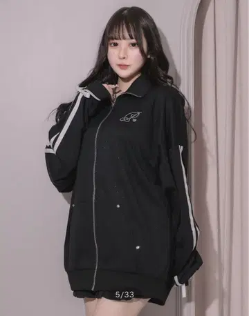 pium 더블 라인 비쥬 프린트 지퍼 맨투맨 블랙