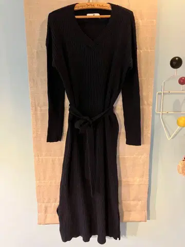 Sonny Label 다크 네이비 V넥 리브 니트 원피스
