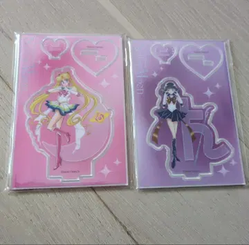 세일러문과 세일러 새턴의 아크릴 스탠드 2개 세트.