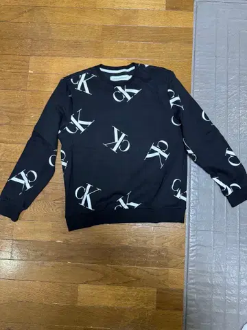 Calvin Klein 로고 프린트 맨투맨