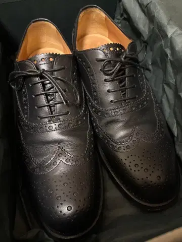 church's 블랙 윙팁 가죽 신발