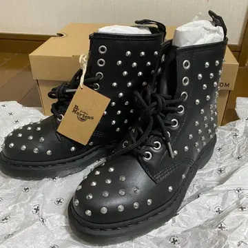 닥터마틴 스터드 가죽 부츠 UK4