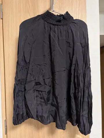 [새상품급] Noble 새틴 블라우스 블랙 컬러