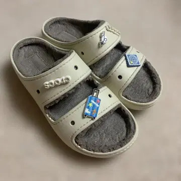 crocs 여행 모티브 클래식 코지 샌들 크림