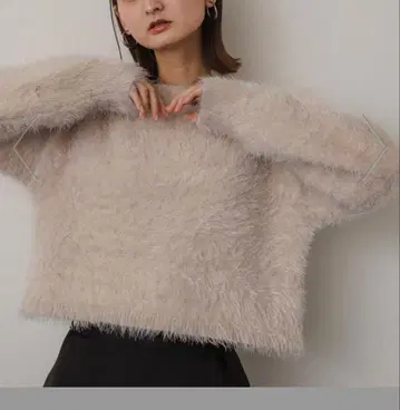 어반 리서치 SENCE OF PLACE 크롭 샤기 스웨터 베이지