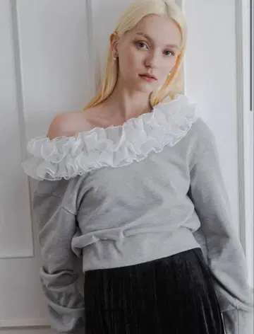 프릴 오프숄더 풀오버 yourmle