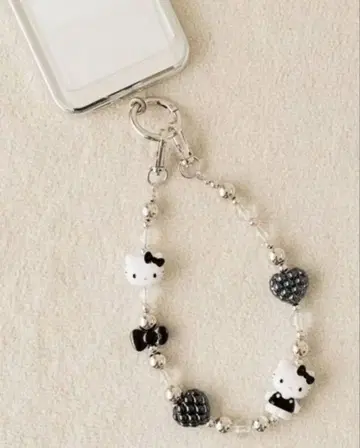 새상품 로리즈팜 헬로키티 퀼팅 모바일 스트랩 블랙