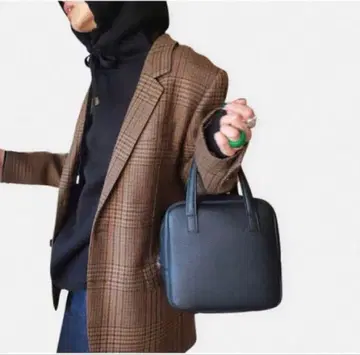 새상품급 블랙 스퀘어형 숄더백