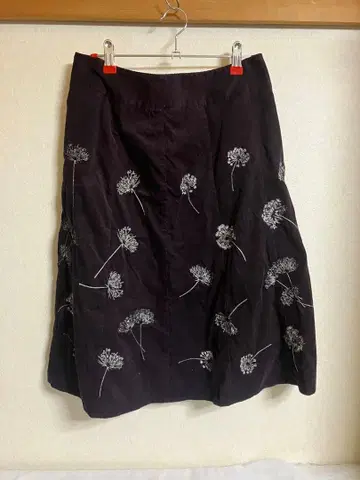 다크 퍼플 자수 플레어 스커트