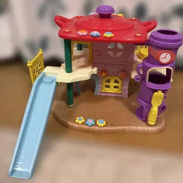 컬러풀한 슬라이드 놀이터