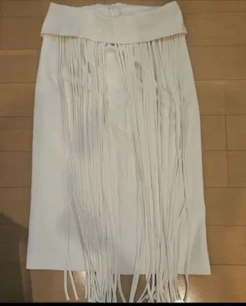 [택 포함 새상품] 어도어 프린지 장식 화이트 타이트 스커트