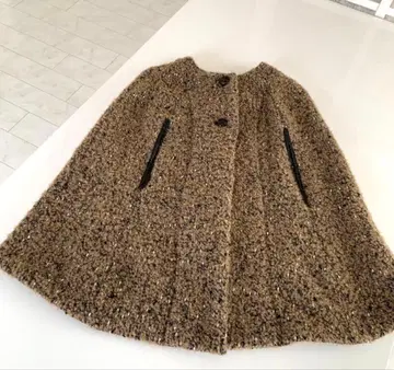 베이지 케이프 스타일 코트