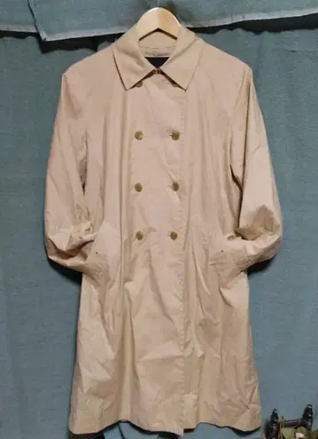 베이지 더블 브레스트 트렌치코트