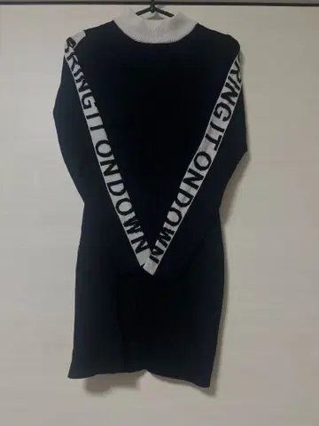 GYDA 블랙 미니 원피스 하이넥