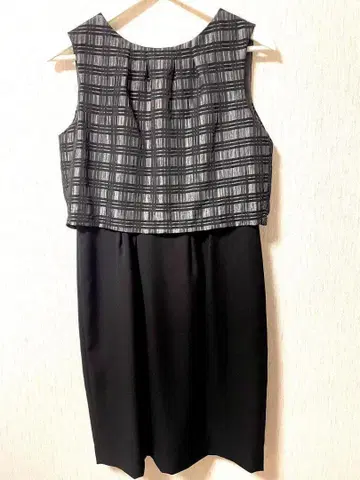 광택 있는 블랙 드레스 M 사이즈