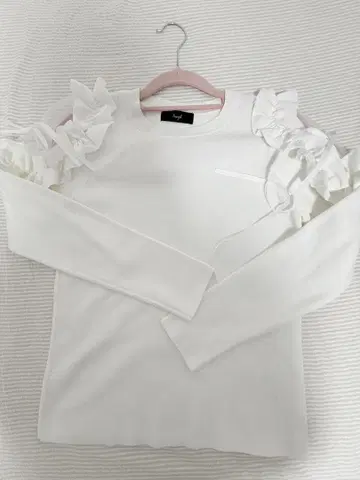 Swinigl 프릴 달린 화이트 니트 긴팔
