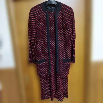 빨간색과 검은색 도트 무늬 셋업