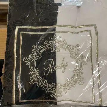 Rady 블랙 화이트 자수 트레이닝복