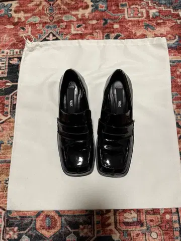 ZARA 블랙 에나멜 로퍼 중간 힐