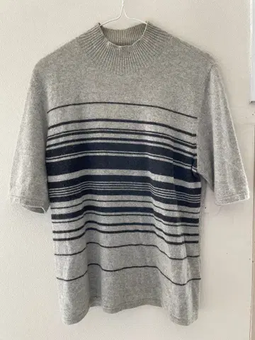 캐시미어 그레이 스트라이프 하이넥 반팔 니트