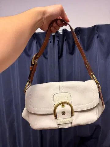 화이트 가죽 숄더백