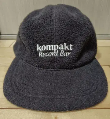 KOMPAKT RECORD BAR x VIVASTUDIO 플리스 캡