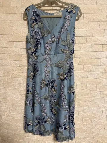 GRACE CONTINENTAL 스카이블루 자수 V넥 드레스