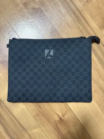 Jordan 블랙 클러치백