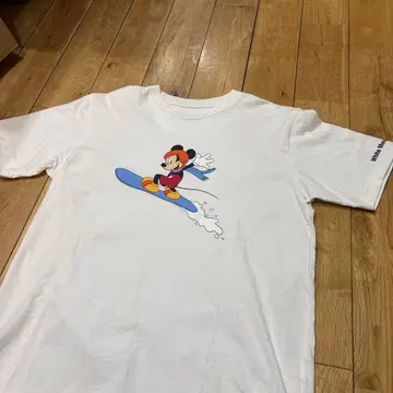 화이트 마운티니어링 미키마우스 스노우보드 T셔츠
