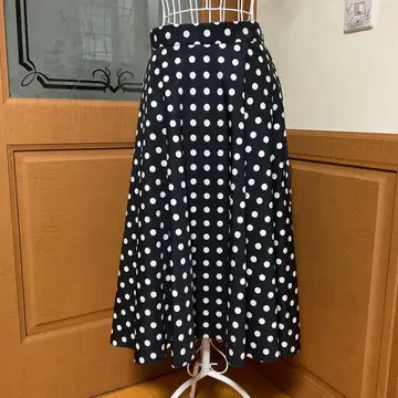 베아트리스 네이비와 화이트 도트 무늬 플레어 스커트 뒷면 플리츠 깔끔함