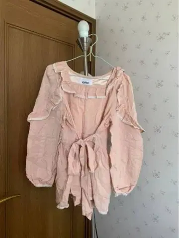 프릴이 달린 핑크색 긴팔 블라우스