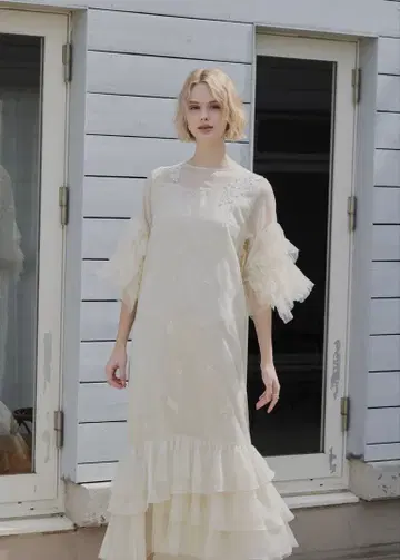 아이보리 프릴 롱 드레스