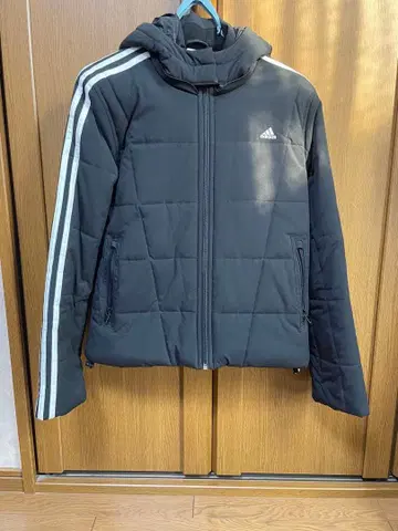 adidas 후드 부착 블랙 점퍼 트랙 자켓