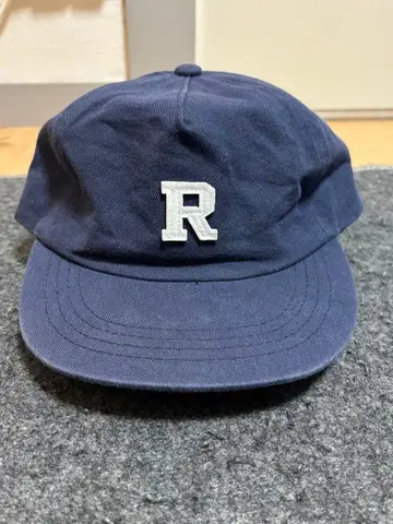 네이비 R 자수 캡