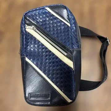 네이비 뜨개질 가죽 바디백
