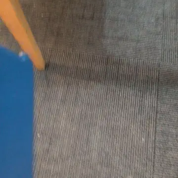 파란색 패브릭 소재 심플 소파