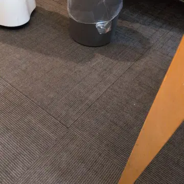 그레이 색상의 원통형 용기