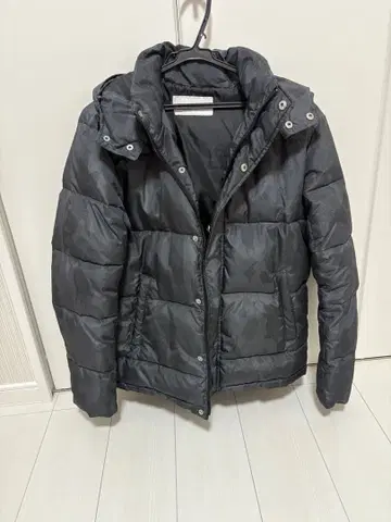 GOSTAR DE FUGA 후드 부착 다운 자켓