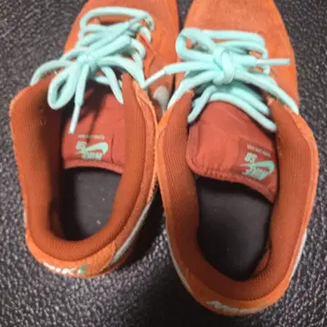오렌지 스웨이드 로우컷 스니커즈