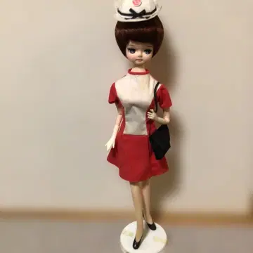 빨간색과 화이트 드레스의 인형 쇼와 레트로