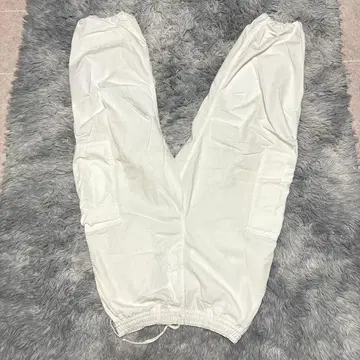 화이트 카고 팬츠 포켓 부착