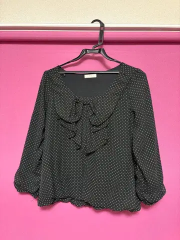 ViS 도트 무늬 프릴 긴팔 셔츠