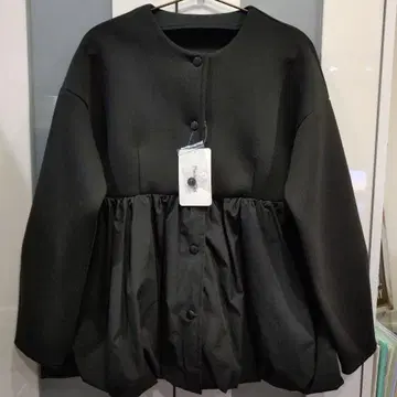 미사용 새상품! 블랙 컬러 벌룬 실루엣 자켓