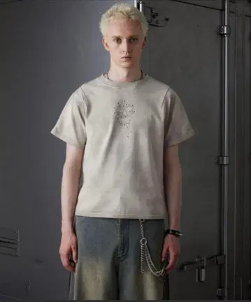 GRANCY 스컬 큐빅 장식 T셔츠 베이지