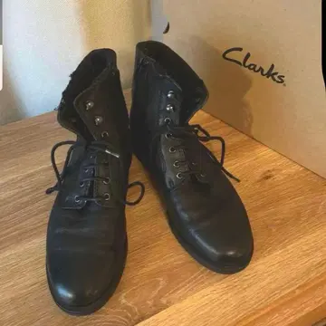 Clarks 블랙 가죽 숏부츠