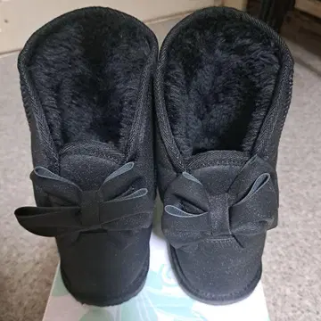 백리본이 달린 블랙 어그 부츠
